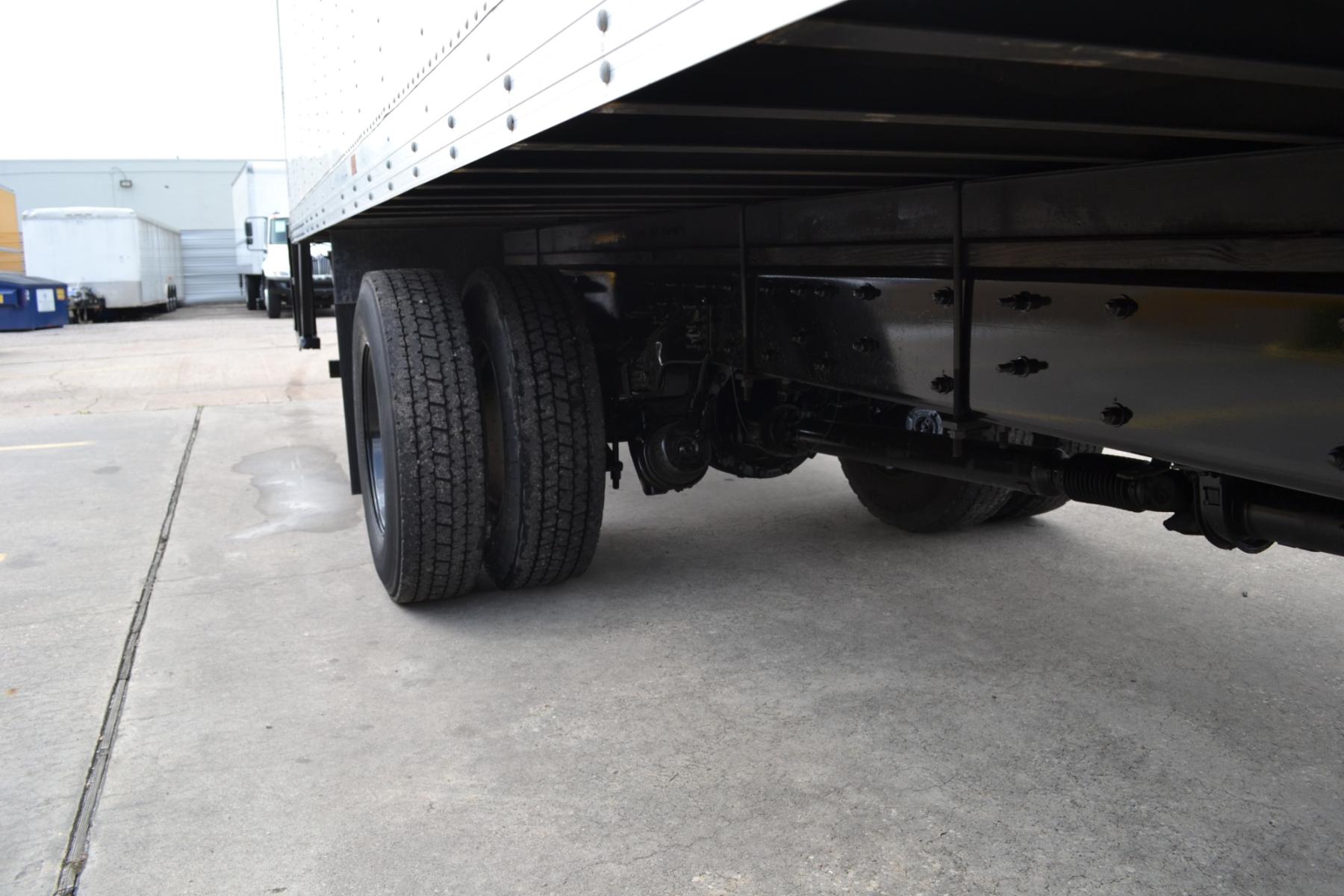 2017 WHITE /BLACK FREIGHTLINER M2-106 with an CUMMINS ISB 6.7L 240HP engine, ALLISON 2100HS AUTOMATIC transmission, located at 9172 North Fwy, Houston, TX, 77037, (713) 910-6868, 29.887470, -95.411903 - 26,000LB GVWR NON CDL, 26FT BOX, 13FT CLEARANCE , 103" X 102", MAXON 3,500LB CAPACITY ALUMINUM LIFT GATE, DUAL 50 GALLON FUEL TANKS,SPRING RIDE - Photo #9